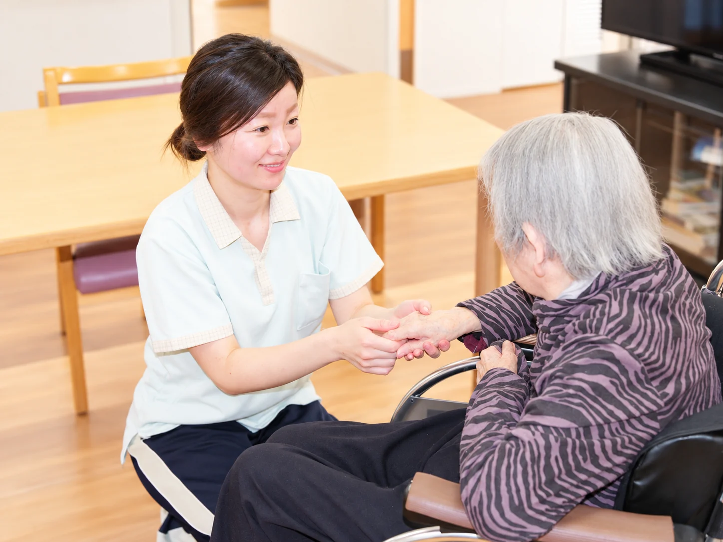 職員が入居者様に寄り添う様子